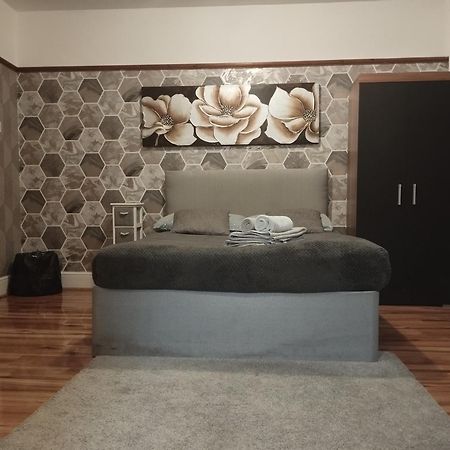 Bright Apartments Peterborough Room photo